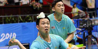 Strong determination: Koo Kien Keat (left) goes down on his knees to retrieve a shot as Tan Boon Heong looks on in the quarter-final match against Japan&rsquo;s Hirokatsu Hashimoto-Noriyasu Hirata yesterday. The Malaysians won 21-19, 13-21, 21-18.